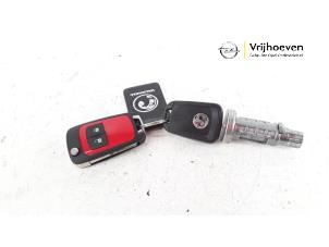 Gebruikte Kontaktslot + Sleutel Opel Zafira Tourer (P12) 1.4 Turbo 16V Ecotec Prijs € 60,00 Margeregeling aangeboden door Autodemontage Vrijhoeven B.V.
