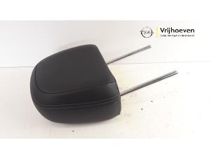 Gebruikte Hoofdsteun Opel Mokka/Mokka X 1.6 16V EcoFlex 4x2 Prijs € 40,00 Margeregeling aangeboden door Autodemontage Vrijhoeven B.V.