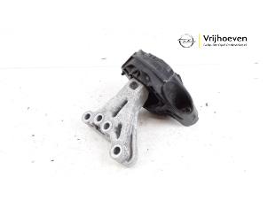 Gebruikte Motorsteun Opel Crossland (X) 1.2 12V Euro 6 Prijs € 30,00 Margeregeling aangeboden door Autodemontage Vrijhoeven B.V.