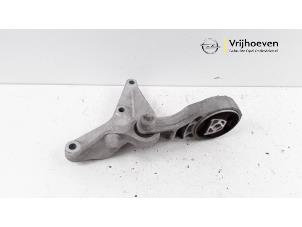 Gebruikte Motorsteun Opel Corsa E 1.4 16V Prijs € 30,00 Margeregeling aangeboden door Autodemontage Vrijhoeven B.V.