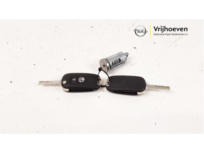 Sleutel+Contactslot van een Opel Karl 1.0 12V 2018