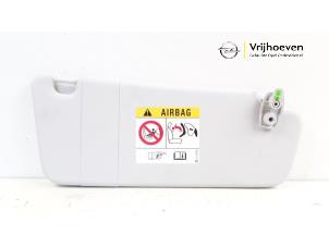 Gebruikte Zonneklep Opel Corsa E 1.2 16V Prijs € 20,00 Margeregeling aangeboden door Autodemontage Vrijhoeven B.V.