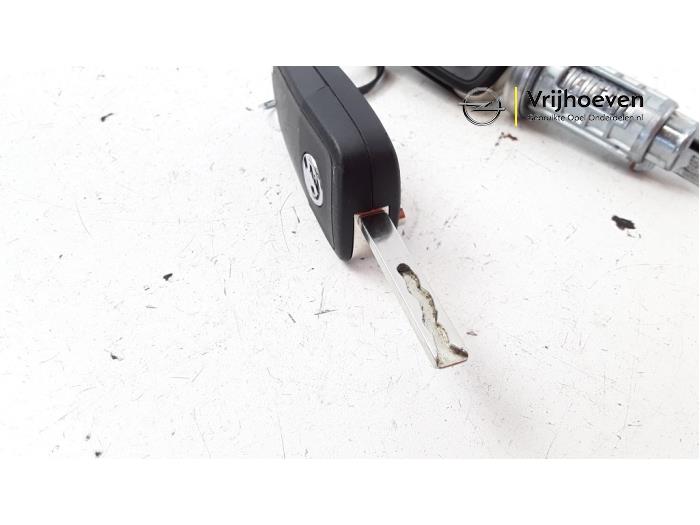 Kontaktslot+Sleutel van een Opel Corsa E 1.4 16V 2019