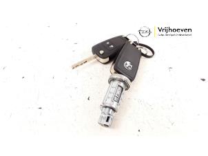 Gebruikte Kontaktslot + Sleutel Opel Corsa E 1.4 16V Prijs € 60,00 Margeregeling aangeboden door Autodemontage Vrijhoeven B.V.
