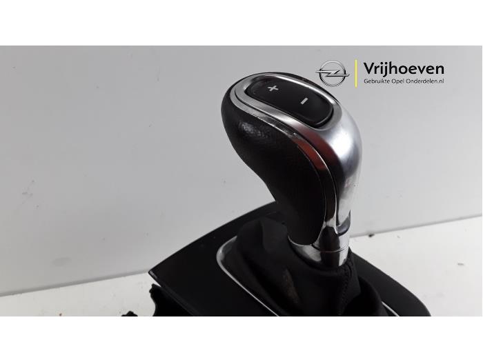 Selectiehendel automaat van een Opel Mokka X 1.4 Turbo 16V 2017