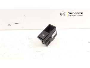 Gebruikte Elektrisch Raam Schakelaar Opel Astra H (L48) 1.8 16V Prijs € 10,00 Margeregeling aangeboden door Autodemontage Vrijhoeven B.V.