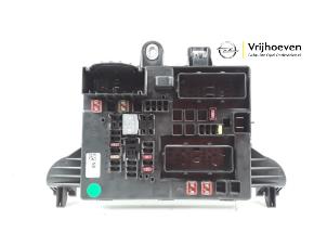 Gebruikte Zekeringkast Opel Insignia Sports Tourer 2.0 CDTI 16V 130 ecoFLEX Prijs € 40,00 Margeregeling aangeboden door Autodemontage Vrijhoeven B.V.