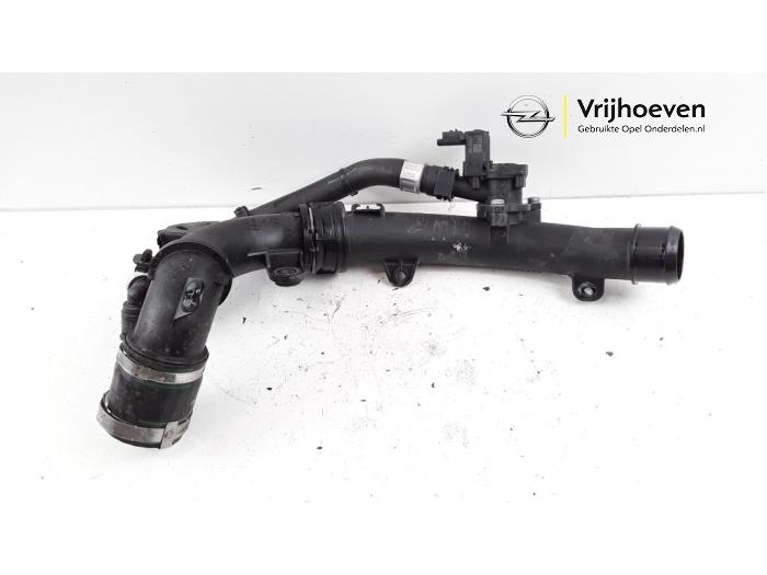 Gebruikte Intercooler Buis Opel Grandland/Grandland X 1.2 Turbo 12V Prijs € 40,00 Margeregeling aangeboden door Autodemontage Vrijhoeven B.V.