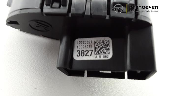 Stoelverwarmings Schakelaar van een Opel Corsa E 1.4 16V 2015