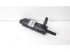 Pomp koplampsproeier van een Opel Zafira (M75) 1.8 16V Ecotec 2009