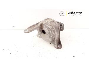 Gebruikte Motorsteun Opel Astra H Twin Top (L67) 1.8 16V Prijs € 10,00 Margeregeling aangeboden door Autodemontage Vrijhoeven B.V.