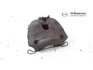 Gebruikte Remklauw (Tang) links-voor Opel Corsa E 1.3 CDTi 16V ecoFLEX Prijs € 30,00 Margeregeling aangeboden door Autodemontage Vrijhoeven B.V.