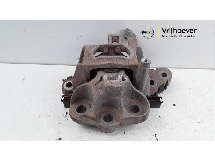Gebruikte Motorsteun Opel Astra K 1.6 CDTI 136 16V Prijs € 30,00 Margeregeling aangeboden door Autodemontage Vrijhoeven B.V.