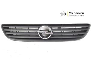 Gebruikte Grille Opel Zafira (F75) 1.8 16V Prijs € 20,00 Margeregeling aangeboden door Autodemontage Vrijhoeven B.V.