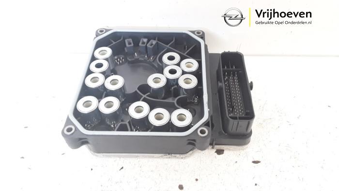 ABS Computer van een Opel Astra K 1.5 CDTi 105 12V 2020