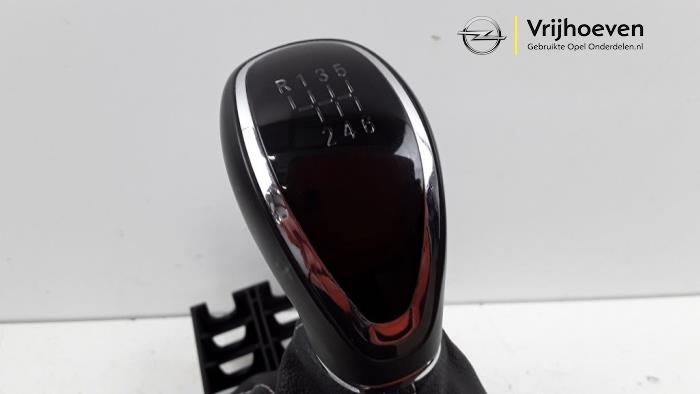 Versnellingspook van een Opel Astra K 1.6 SIDI Eco Turbo 16V 2018