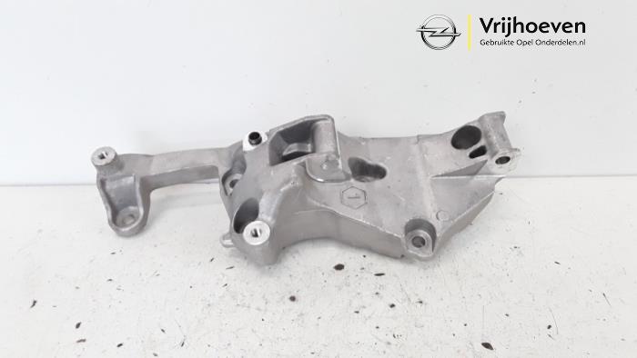 Gebruikte Dynamosteun boven Opel Corsa F (UB/UH/UP) 1.2 Turbo 12V 100 Prijs € 45,00 Margeregeling aangeboden door Autodemontage Vrijhoeven B.V.