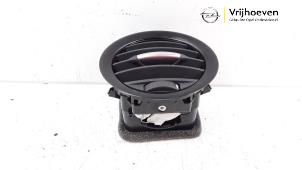 Gebruikte Luchtrooster Dashboard Opel Adam 1.2 16V Prijs € 15,00 Margeregeling aangeboden door Autodemontage Vrijhoeven B.V.
