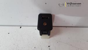 Gebruikte AUX/USB aansluiting Opel Adam 1.0 Ecotec 12V SIDI Turbo Prijs € 10,00 Margeregeling aangeboden door Autodemontage Vrijhoeven B.V.