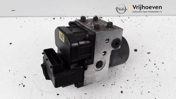 ABS Pomp van een Opel Omega B (25/26/27) 2.2 16V 2001