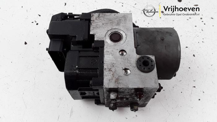 ABS Pomp van een Opel Omega B (25/26/27) 2.2 16V 2001