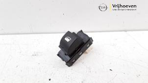 Gebruikte Ruit schakelaar elektrisch Opel Corsa F (UB/UH/UP) 1.2 Turbo 12V 100 Prijs € 10,00 Margeregeling aangeboden door Autodemontage Vrijhoeven B.V.
