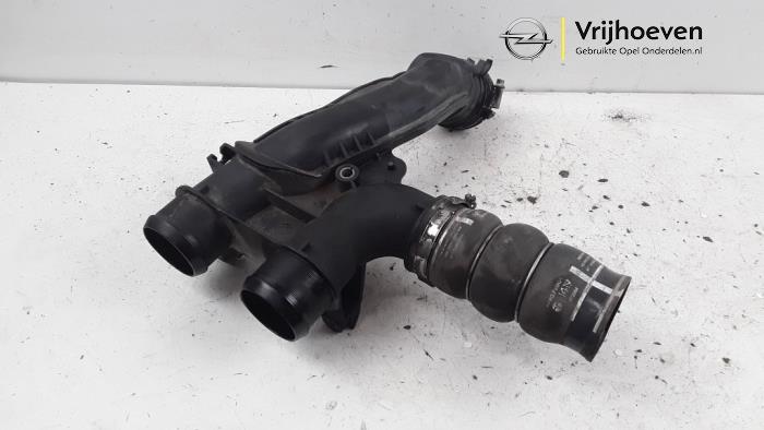 Gebruikte Intercooler Buis Opel Combo Cargo 1.6 CDTI 100 Prijs € 20,00 Margeregeling aangeboden door Autodemontage Vrijhoeven B.V.
