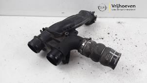 Gebruikte Intercooler Buis Opel Combo Cargo 1.6 CDTI 100 Prijs € 20,00 Margeregeling aangeboden door Autodemontage Vrijhoeven B.V.