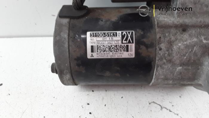 Startmotor van een Opel Agila (B) 1.2 16V 2010