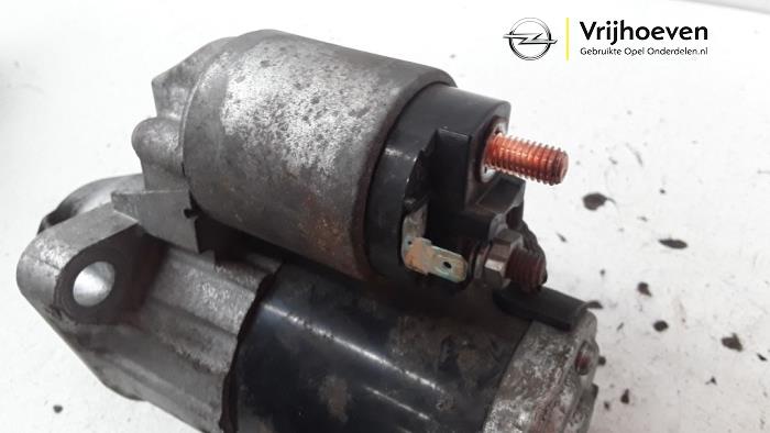 Startmotor van een Opel Agila (B) 1.2 16V 2010