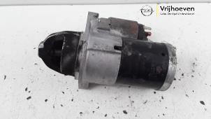 Startmotor van een Opel Agila (B) 1.2 16V 2010
