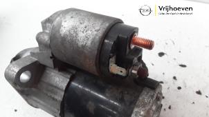Startmotor van een Opel Agila (B) 1.2 16V 2010