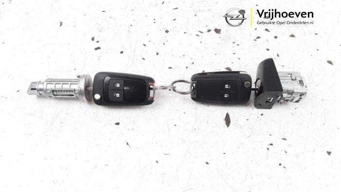 Kontaktslot+Sleutel van een Opel Corsa E 1.0 SIDI Turbo 12V 2017