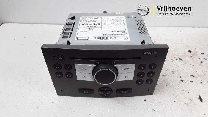 Gebruikte Radio module Opel Astra H (L48) 1.6 16V Prijs € 50,00 Margeregeling aangeboden door Autodemontage Vrijhoeven B.V.
