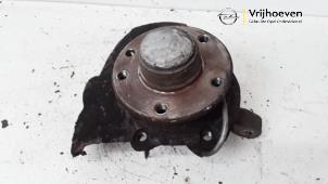 Gebruikte Fusee rechts-voor Opel Omega B (25/26/27) 2.6 V6 24V Prijs € 30,00 Margeregeling aangeboden door Autodemontage Vrijhoeven B.V.