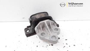 Gebruikte Motorsteun Opel Corsa E 1.4 Turbo 16V Prijs € 20,00 Margeregeling aangeboden door Autodemontage Vrijhoeven B.V.