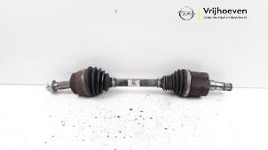 Gebruikte Aandrijfas links-voor Opel Corsa E 1.4 Turbo 16V Prijs € 50,00 Margeregeling aangeboden door Autodemontage Vrijhoeven B.V.