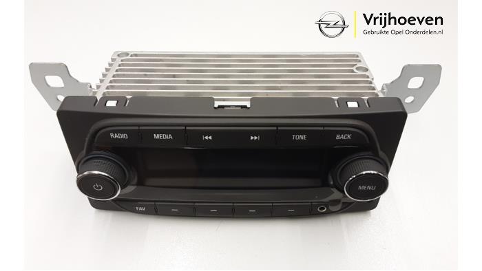 Gebruikte Radio module Opel Karl 1.0 12V Prijs € 80,00 Margeregeling aangeboden door Autodemontage Vrijhoeven B.V.
