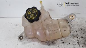Gebruikte Koelvloeistof Reservoir Opel Adam 1.2 16V Prijs € 20,00 Margeregeling aangeboden door Autodemontage Vrijhoeven B.V.