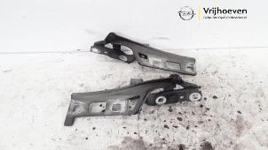Gebruikte Motorkap Scharnier Opel Zafira (M75) 2.2 16V Direct Ecotec Prijs € 20,00 Margeregeling aangeboden door Autodemontage Vrijhoeven B.V.