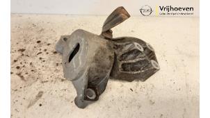 Gebruikte Motorsteun Opel Combo 1.3 CDTI 16V ecoFlex Prijs € 30,00 Margeregeling aangeboden door Autodemontage Vrijhoeven B.V.