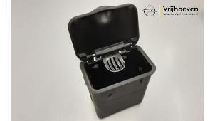 Gebruikte Asbak achter Opel Zafira (F75) 2.0 16V Turbo OPC Prijs € 10,00 Margeregeling aangeboden door Autodemontage Vrijhoeven B.V.