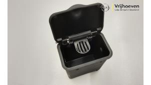 Gebruikte Asbak achter Opel Zafira (F75) 2.0 16V Turbo OPC Prijs € 10,00 Margeregeling aangeboden door Autodemontage Vrijhoeven B.V.