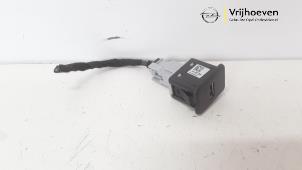 Gebruikte AUX/USB aansluiting Opel Corsa E 1.4 16V Prijs € 10,00 Margeregeling aangeboden door Autodemontage Vrijhoeven B.V.