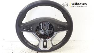 Gebruikte Stuurwiel Opel Adam 1.2 16V Prijs € 75,00 Margeregeling aangeboden door Autodemontage Vrijhoeven B.V.