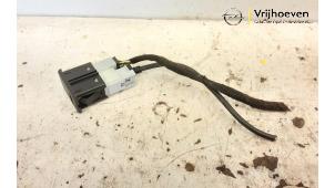 Gebruikte AUX/USB aansluiting Opel Adam 1.2 16V Prijs € 10,00 Margeregeling aangeboden door Autodemontage Vrijhoeven B.V.