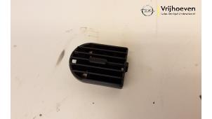 Gebruikte Luchtrooster Dashboard Opel Tigra Twin Top 1.8 16V Prijs € 10,00 Margeregeling aangeboden door Autodemontage Vrijhoeven B.V.