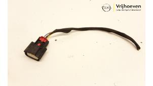 Gebruikte Stekker Opel Crossland X/Crossland 1.2 12V Prijs € 30,00 Margeregeling aangeboden door Autodemontage Vrijhoeven B.V.