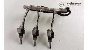Gebruikte Injector brug Opel Astra K 1.0 SIDI Turbo 12V Prijs € 200,00 Margeregeling aangeboden door Autodemontage Vrijhoeven B.V.