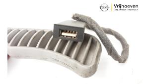 Gebruikte AUX/USB aansluiting Opel Astra J (PC6/PD6/PE6/PF6) 1.4 Turbo 16V Prijs € 15,00 Margeregeling aangeboden door Autodemontage Vrijhoeven B.V.